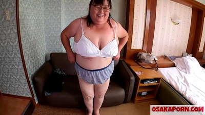 లావుగా ఉన్న జపనీస్ తల్లి తన పెద్ద టిట్లను చూపిస్తుంది మరియు సెక్స్ బొమ్మను ఆస్వాదిస్తోంది. 51 ఏళ్ల ఆసియా తల్లి తన లైంగిక అనుభవం గురించి చెబుతోంది. యుకికో 1 OSAKAPORN కొవ్వు మిల్ఫ్